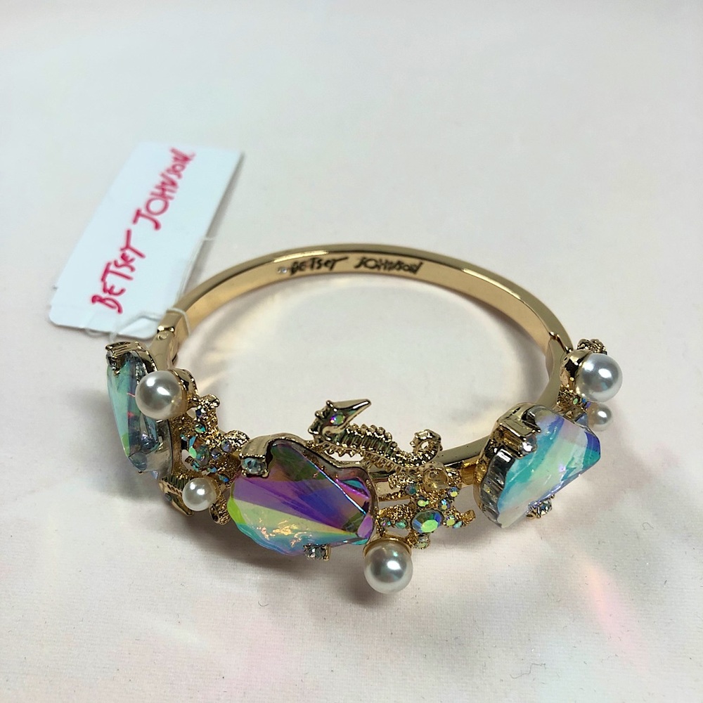 NWT Betsey Johnson Seashell Bangle Bracelet